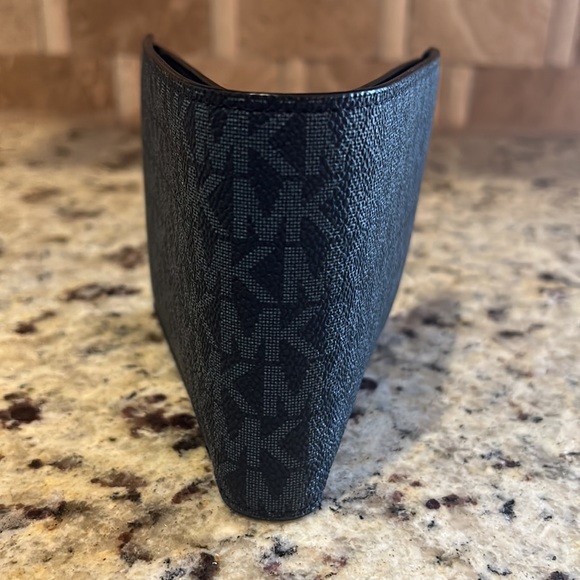 Brand new Michael Kors men’s wallet with tag. - Picture 6 of 8